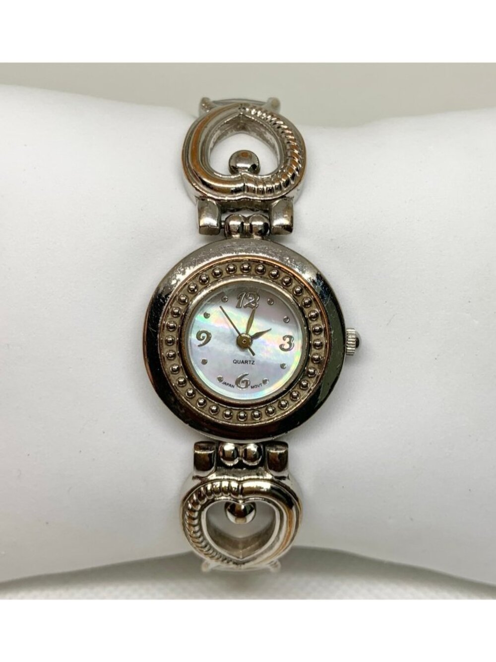 Women’s silver tone watch mop dial 25mm round case quartz stretch band running